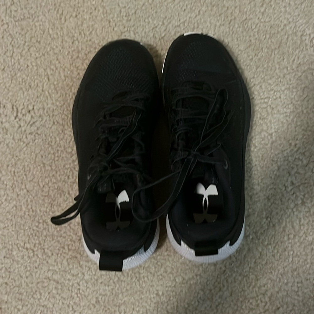 Black UnderArmour Size 6.5 Basketball Shoes